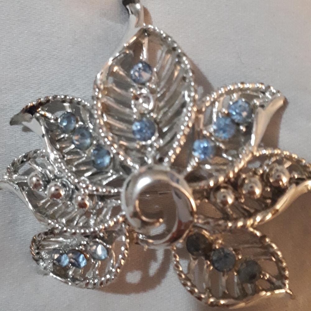 Vintage brooch and screwback earring set - Picture 2 of 5